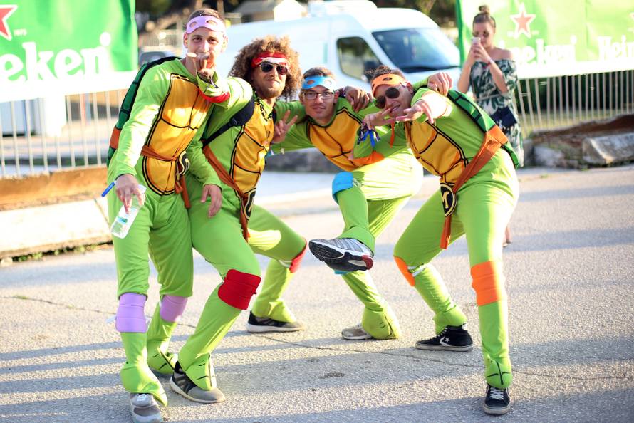 Pila alkohol iz torbe i zaplesala s prijateljicom u tangicama...