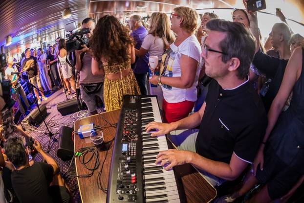 Split: Atmosfera na trajektu koji vozi na koncert Trag u beskraju