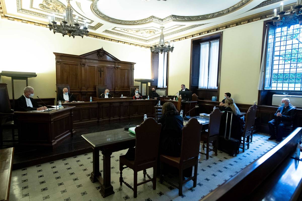 Bivšeg šefa vatikanske banke osudili su zbog pranja novca