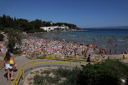 Bačvice su krcate: Partijaneri traže odmor pred novu noć Ultra ludila, Splićani igraju picigin..