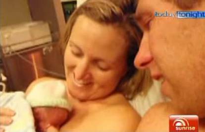 Majčin dodir oživio bebu nakon dva sata milovanja 