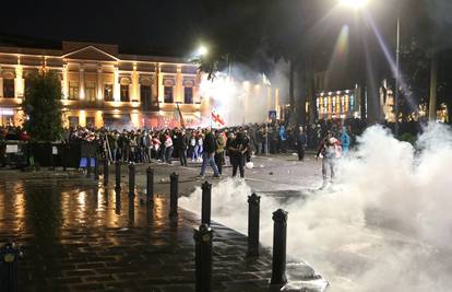 VIDEO Kaos i lom u Gruziji. Masa pokušala upasti u predsjedničku palaču u Tbilisiju