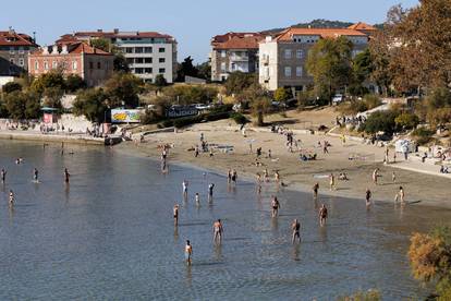 Split: Plaža Bačvice podsjeća na ljeto, iako je kraj listopada