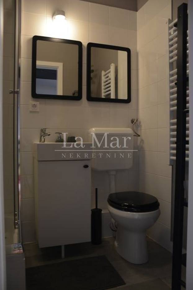 Ovo još niste vidjeli! Stolice po zidu, a krevet na 'stropu'. Ovih 18m2 u Zagrebu košta 122.000€