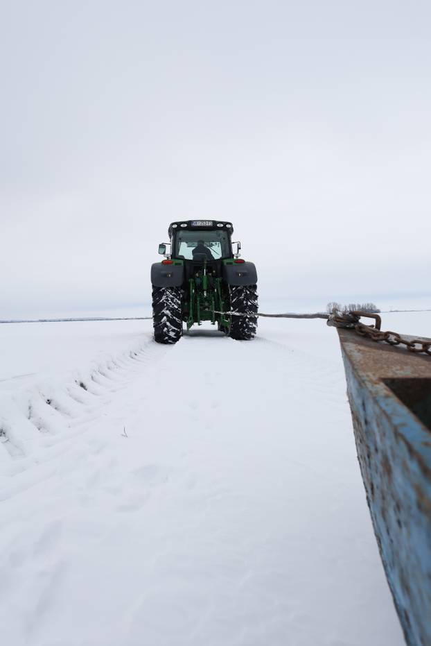 Karadžićevo: Vožnja čamcem po snježnim poljima