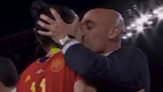 Skandalozan video! Predsjednik španjolskog saveza zgrabio i poljubio nogometašicu u usta