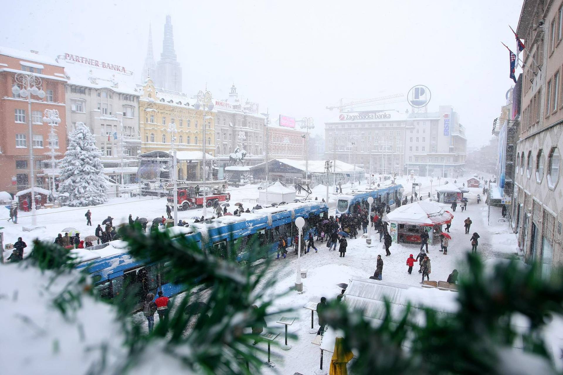 ARHIVA - Zagreb: Trg bana Jela?i?a pod snježnim pokriva?em