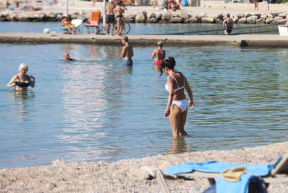 FOTO U Vodicama je jesen samo u kalendaru: Turisti na plažama upijaju sunce i uživaju u moru