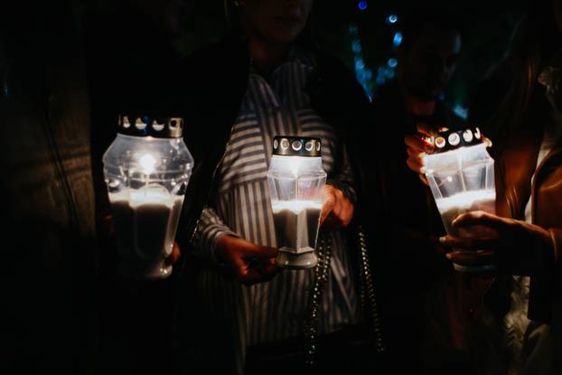 Mostar: Građani zapalili svijeće za tragično preminulu obitelj Krstić