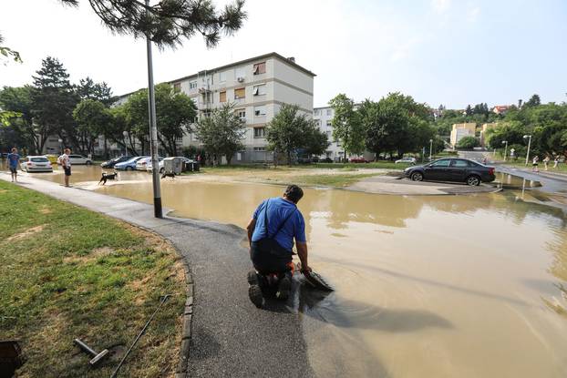 Zagreb: U Gajnicama pukla cijev, poplavila cijelu ulicu