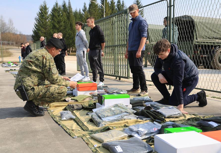 Ministar Anušić i general Kundid na prvom danu TVO-a na Slunju