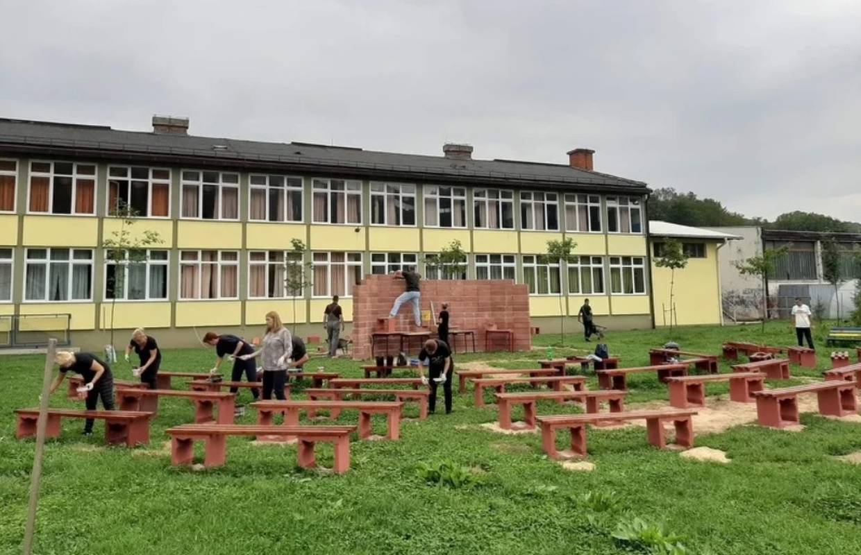 Busovača: Da budu sigurniji od korone, nastavnici za đake uredili učionicu na otvorenom