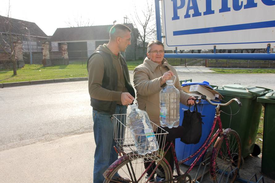 'Cijeli život nas truju vodom i šute, ni djeci ne damo da piju'