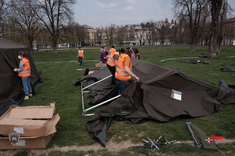 'Naravno da se bojimo zaraze, ali pomaganje je nama čast...'