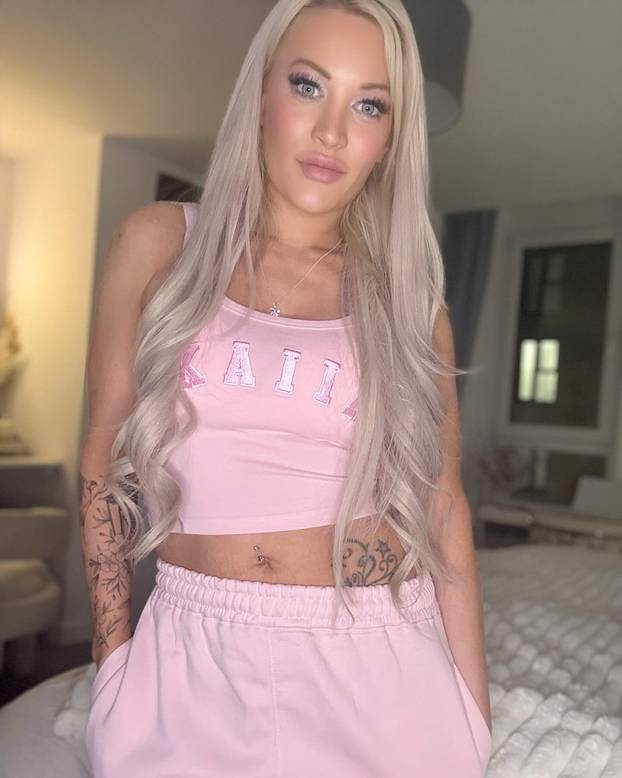 Klizala je, klizala i samo padala.  A onda je uskočila u bikini i počela golicati maštu fanovima