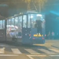 VIDEO Evo kako se ne bi trebali voziti tramvajem: 'Užas, vozač ga je vidio, stao je kraj policije'