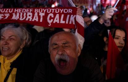 Erdoganu se trese tlo pod nogama. Prosvjednici ne odustaju, oporba traži promjene