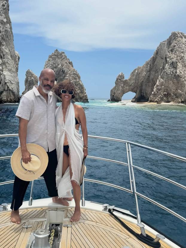 FOTO Ma tko bi joj dao 60? Halle Berry u prozirnoj čipki pokazala svoju vitku figuru