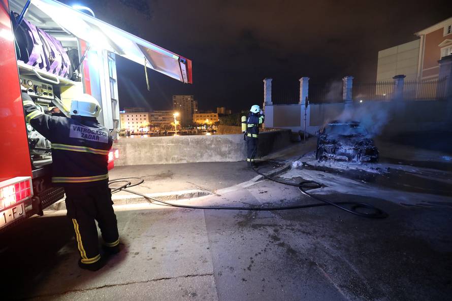 Buktinja kod zadarskih zidina: U noći izgorio luksuzni BMW