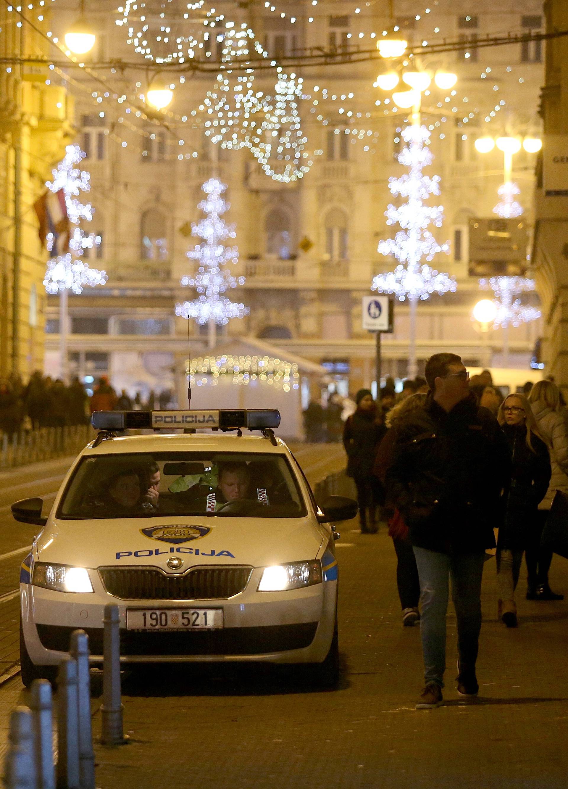 Barikade, psi napadači...: Kako policija čuva Advent u Zagrebu