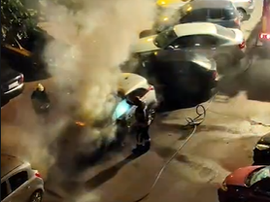 EKSKLUZIVNA SNIMKA Ovako je gorio auto zamjenice županijske državne odvjetnice u  Sl. Brodu!!