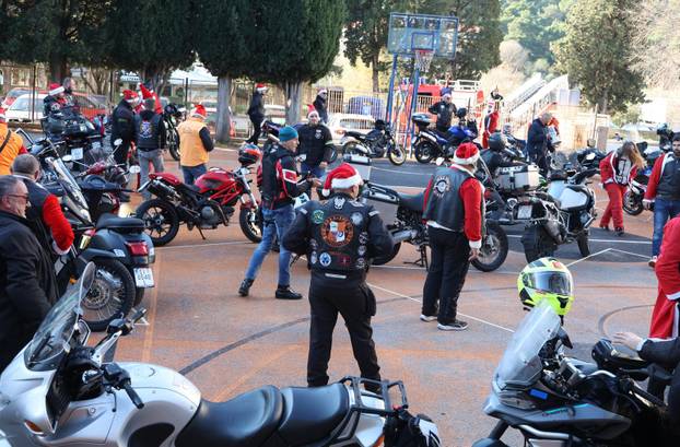 Šibenik:  Motomrazovi tradicionalno u predboži?no vrijeme darivali Centar za odgoj i obrazovanje Šubi?evac