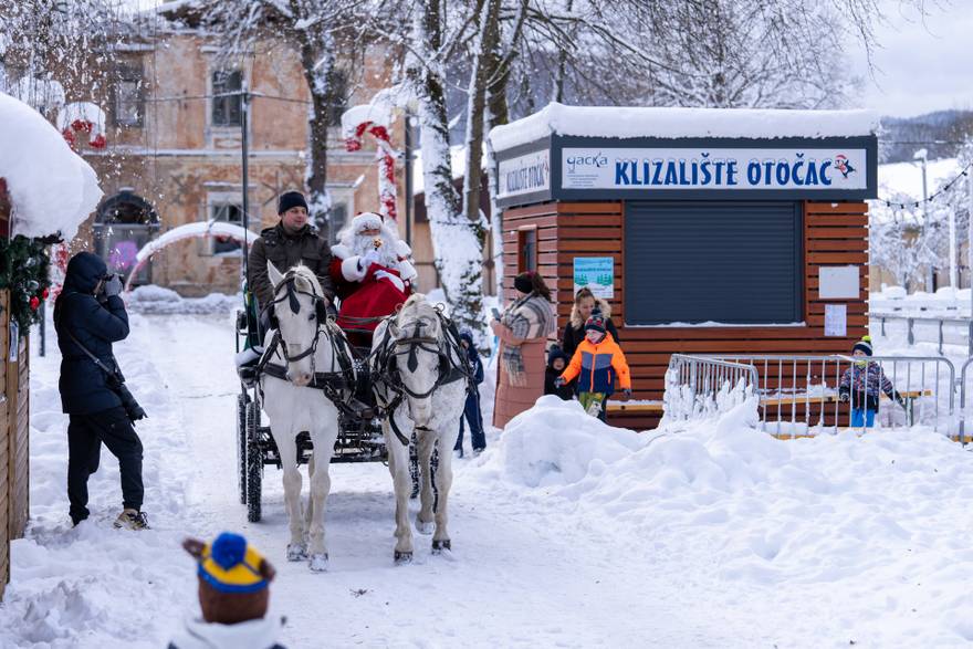Oto&ccaron;ac: Djed Bo&zcaron;i&cacute;njak stigao ko&ccaron;ijom nose&cacute;i darove djeci