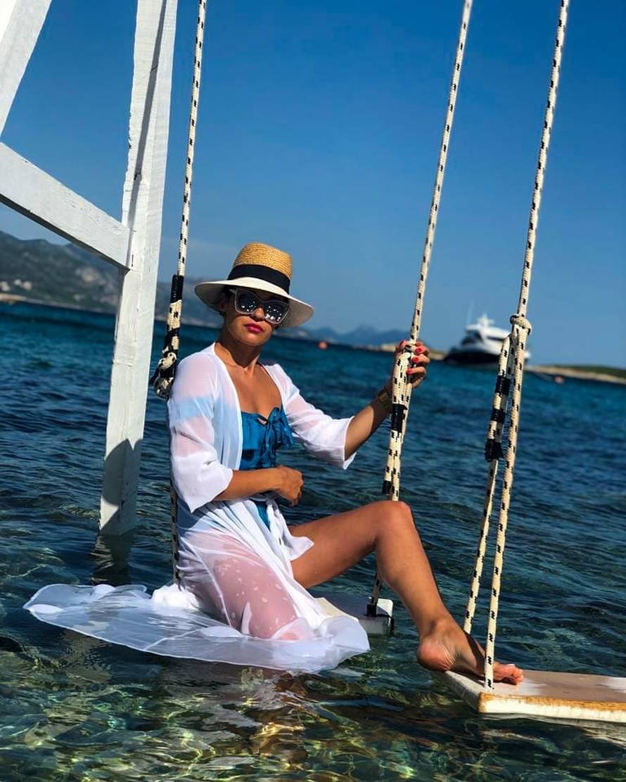 Djevojka Ćalete-Cara pozirala u badiću s atraktivnom sestrom