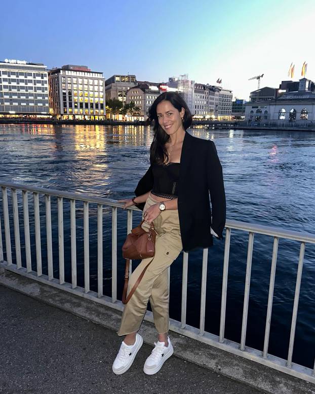 FOTO Ana Ivanović blista nakon razvoda sa Schweinijem. Pljušte komentari na fotke s plaže