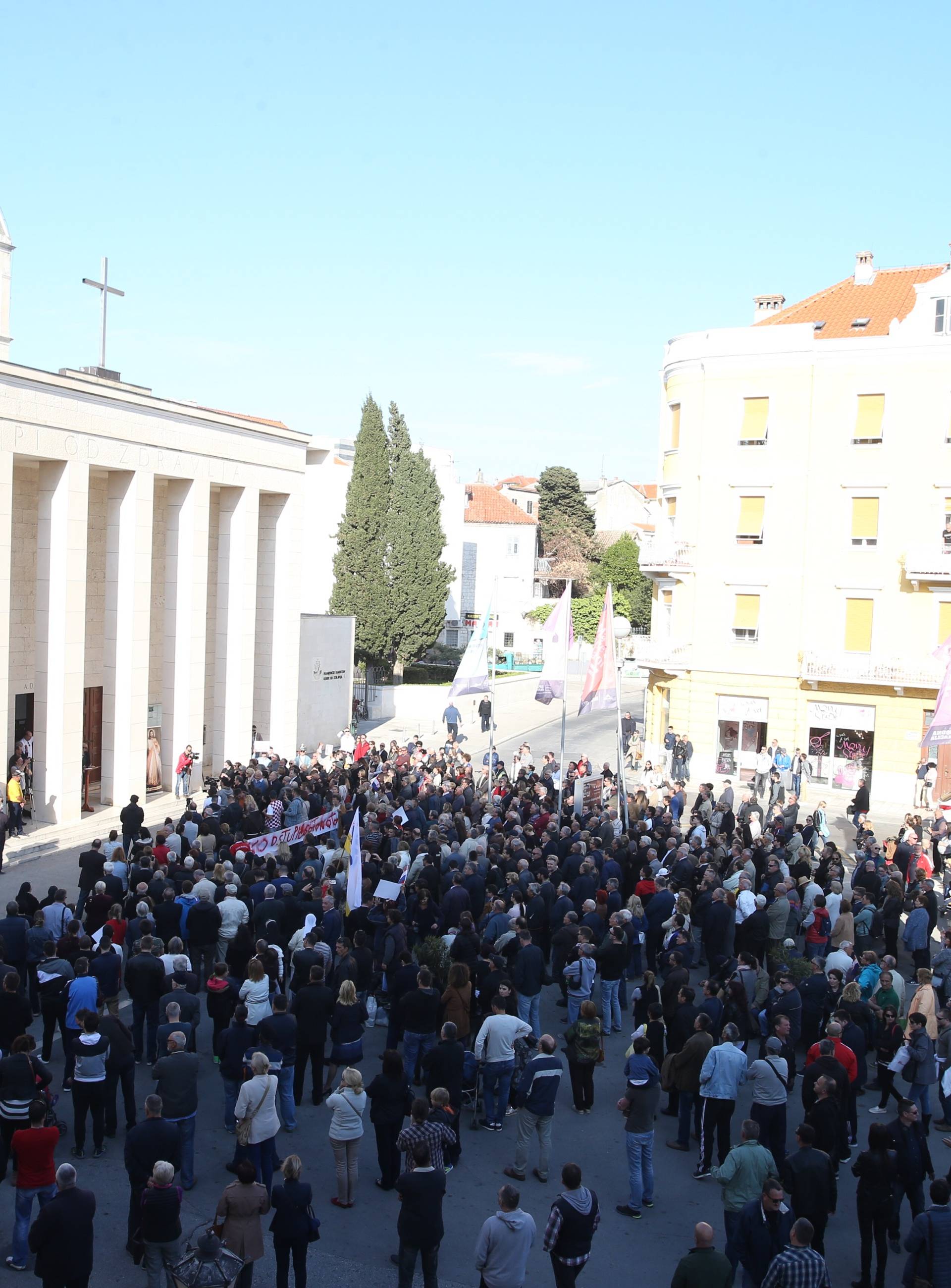 Policija izbacila HSP-ovce koji su ometali Frljićevu predstavu