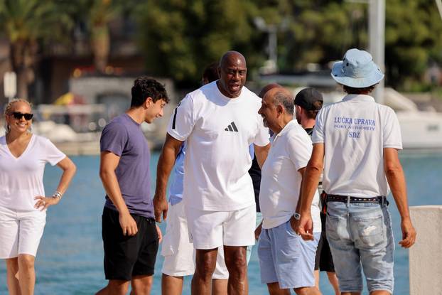 Trogir: Magic Johnson fotografirao se s fanovima na trogirskoj rivi