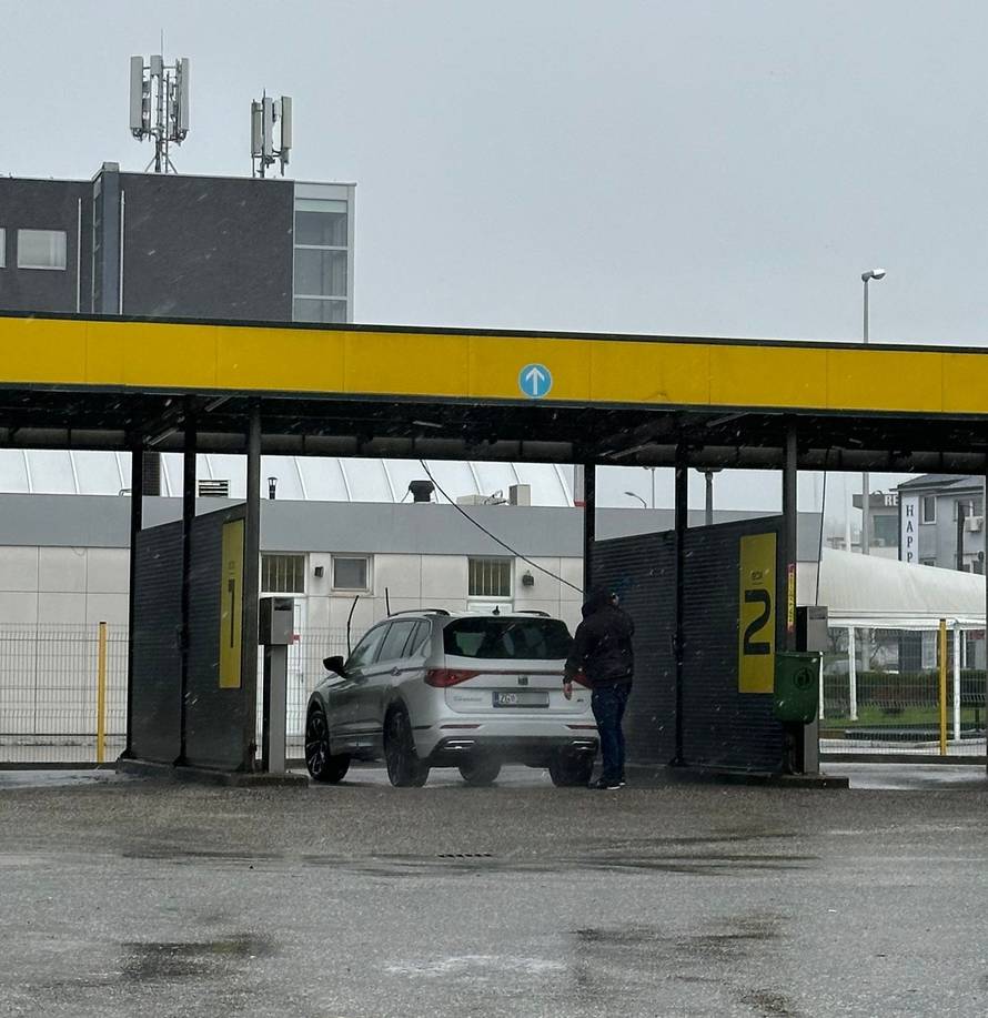 FOTO Zagrepčanin prao auto usred oluje: Apokalipsa može čekati, felge su prioritet...