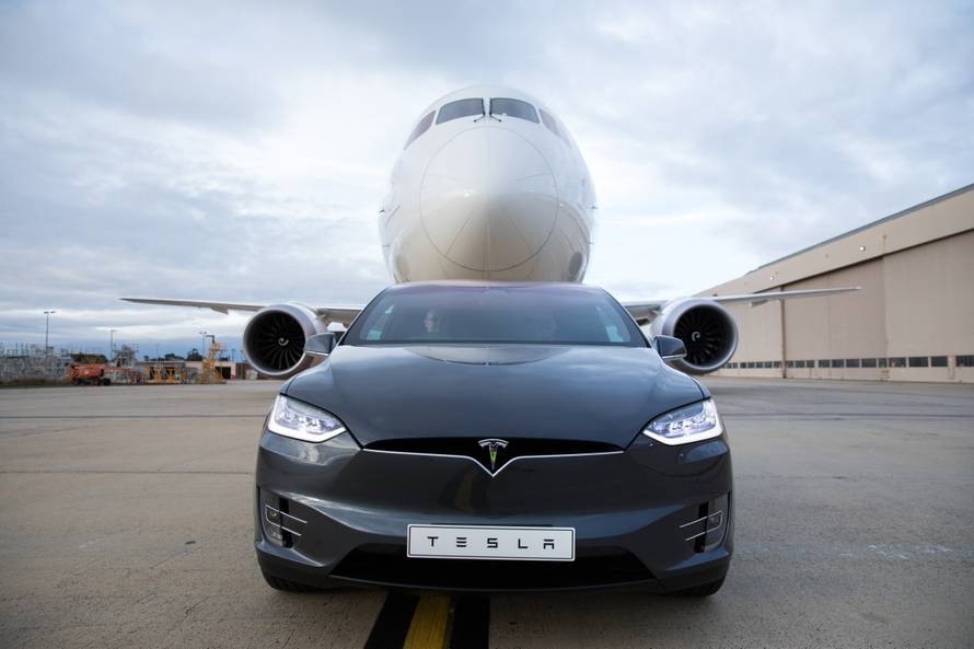 Tesla za Guinnessa: Autom na struju vukli avion od 130 tona