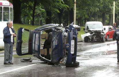 U sudaru tri automobila u Osijeku dvoje ozlijeđenih