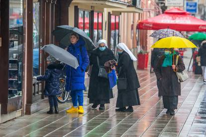 Prohladno i kišno vrijeme u Osijeku 'zatvorilo' ljude u kuću