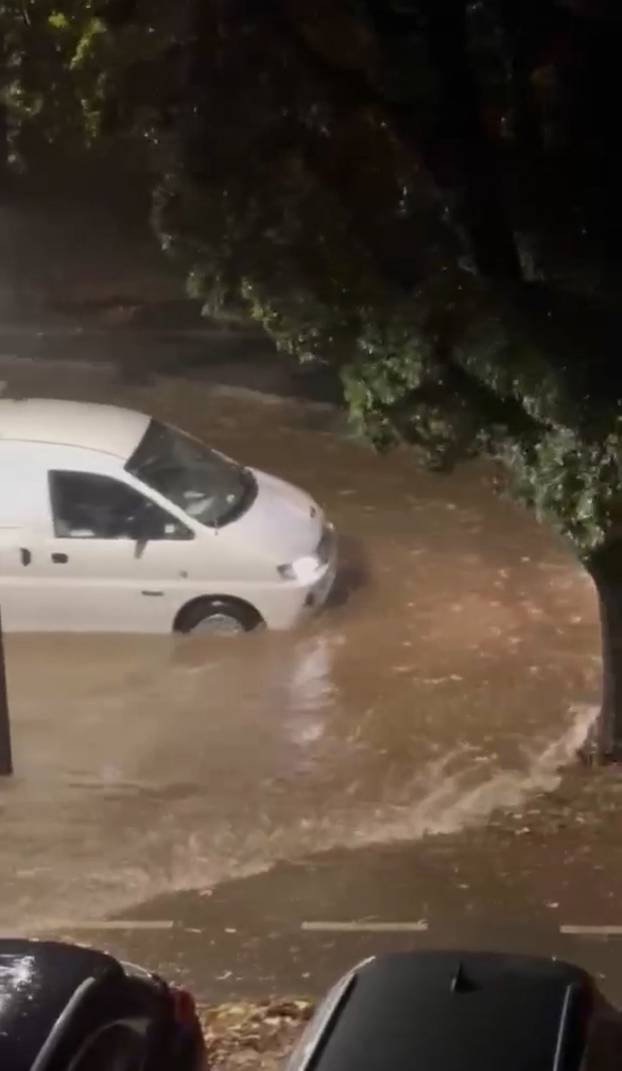 FOTO UŽASA Oluja razorila dio benzinske u Umagu, padao led! Ulice su bile skroz poplavljene