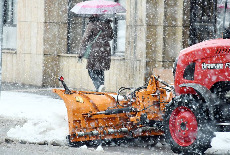 Sisak: Snijeg koji pada cijelo prijepodne zabijelio grad