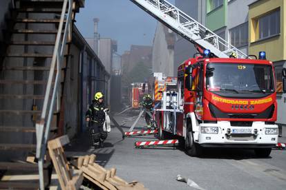 FOTO Detalji požara u Zagrebu: U velikoj hali zapalio se papir