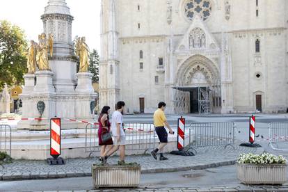 Zatvoren trg ispred katedrale u Zagrebu: Postavljene ograde