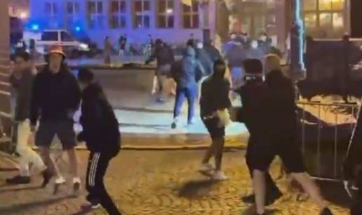 VIDEO Kaos u Poljskoj! Huligani se mlatili na ulicama i razbijali kafiće, policija bacala suzavac...