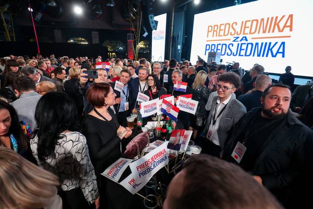 Zagreb: Slavlje u izbornom stožeru Zorana Milanovića nakon rezultata prvih izlaznih anketa