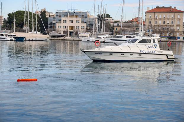 Zadar: Izvlačenje auta koji je 18 godina bio u moru