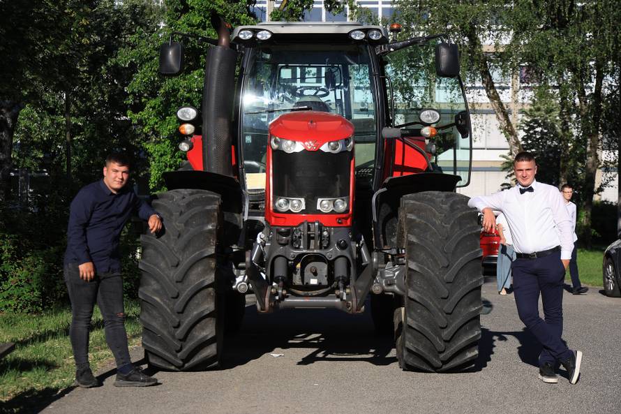 24sata Rugvica: Maturant iz Ježeva, traktorom do Građevinske škole na maturalnu večer