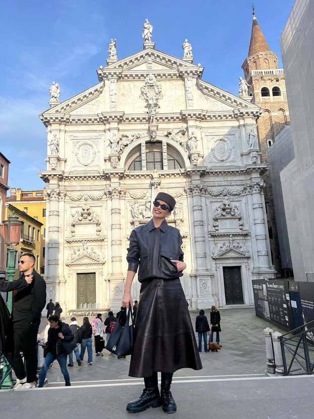 Pogledajte kako se Severina opušta na odmoru: Brčkanje u bazenu, fina hrana i skupi izlozi