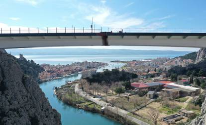 Pogled iz zraka: Spojen most u Omišu, traju zadnje pripreme za svečano otvorenje