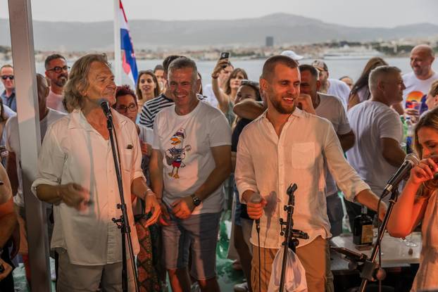 Split: Koncert u čast Oliveru Dragojeviću  na trajektu za Velu Luku