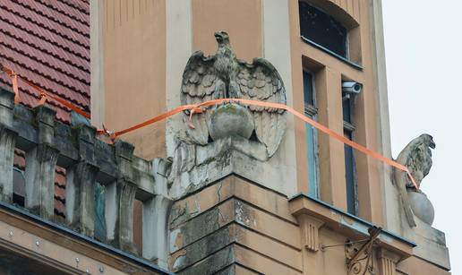 Gurtnama i mrežama zaštitili kipove na zagrebačkoj zgradi. S nje godinama padaju komadi...