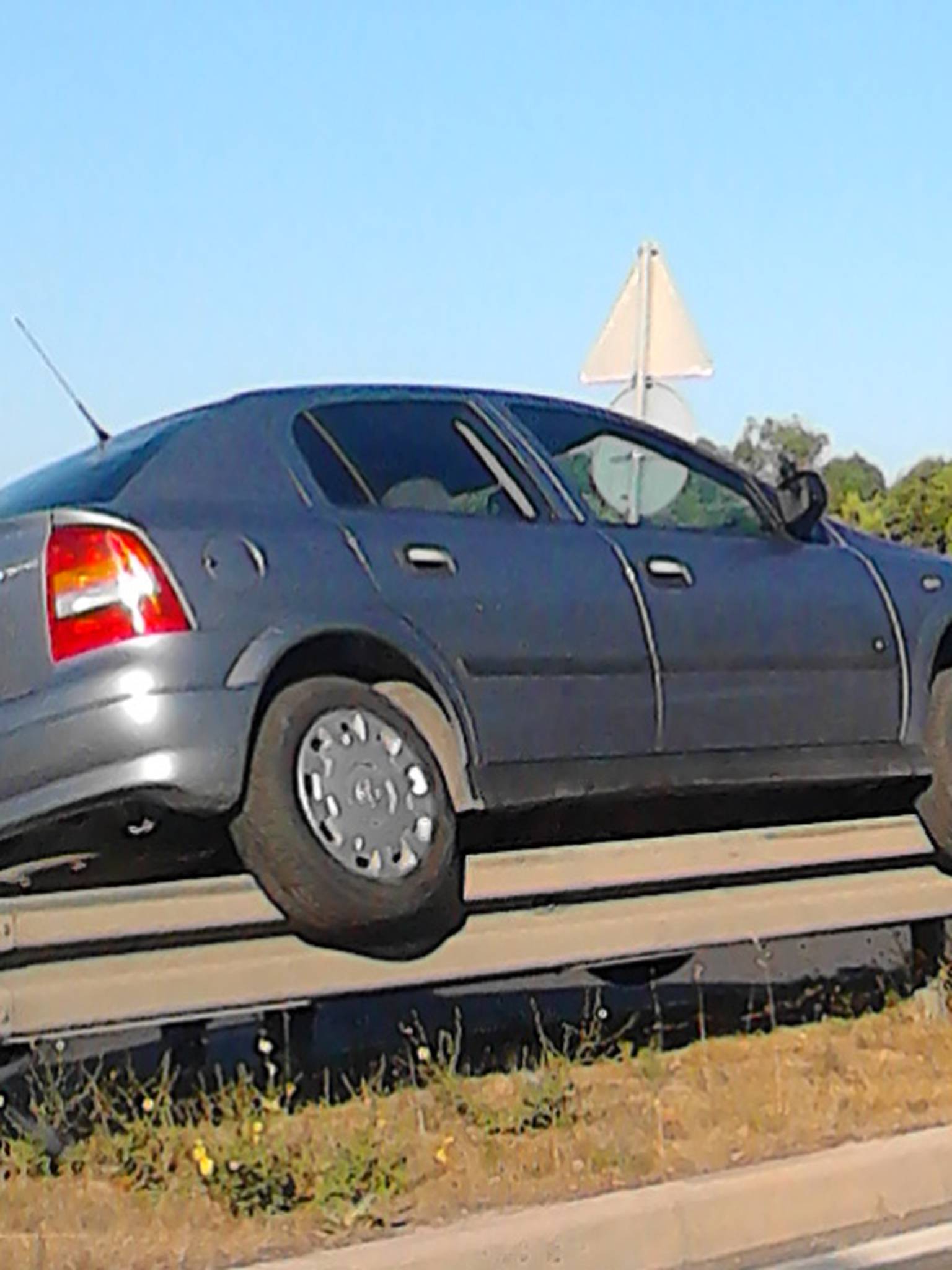 Kako je ovo izvela? 'Parkirala' automobil na zaštitnu ogradu