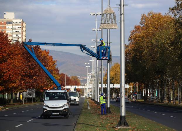 Zagreb: 56 dana do Božića - započelo dekoriranje prometnica