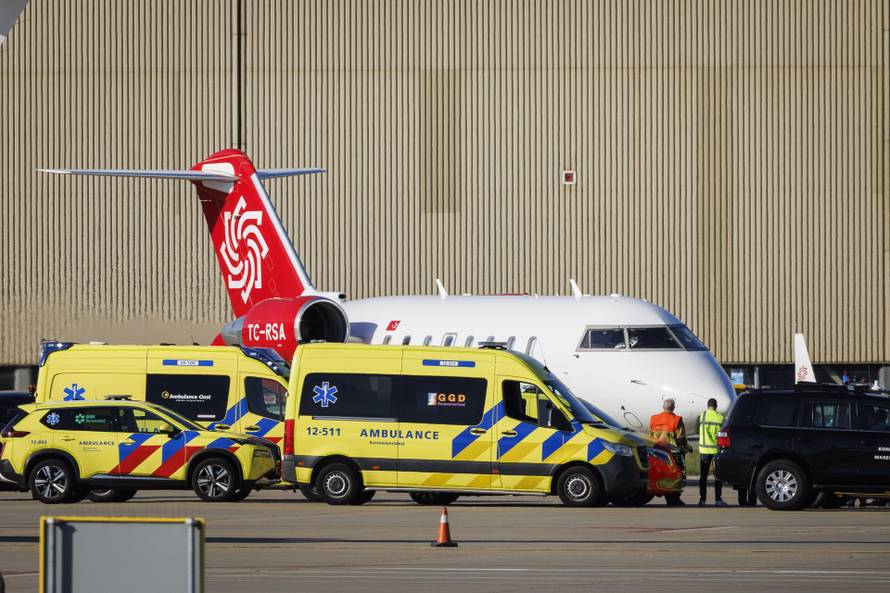 SCHIPHOL - A second medical evacuation aircraft has landed at Schiphol East. The aircraft was carrying a sick Briton who had been on board the cruise ship Hondius. The 56-year-old man has symptoms of the hantavirus. MICHEL VAN BERGEN / ANP netherlands out